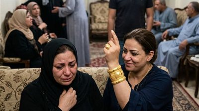 قبل الجواز كنت بشتغل وبعمل جمعيات وكنت بجيب دهب واشيله للزمن كانت دايما ماما تنصحنى بكده 