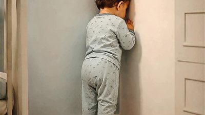 ابنى والحيطه الغريبه